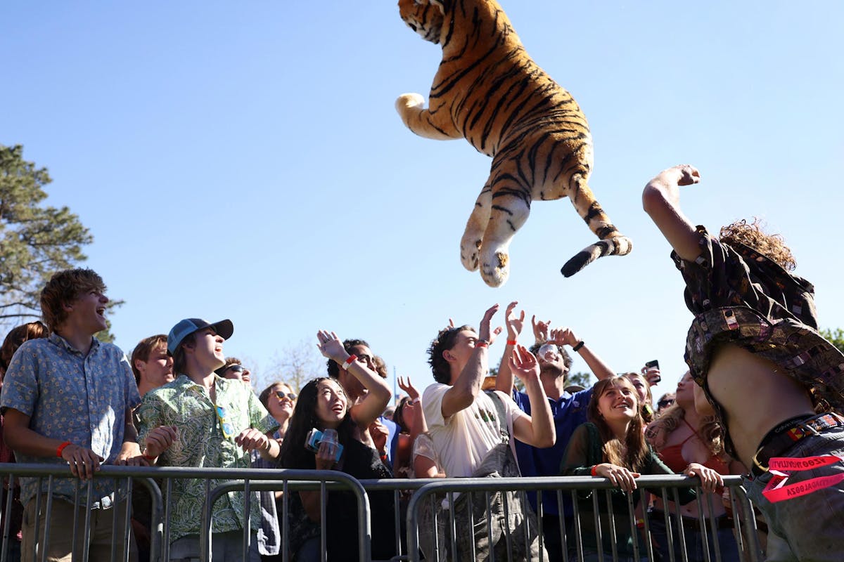 Nico Martinez ‘27 from Shop Dog threw a stuffed tiger into a large crowd on May 10 during Llamapalooza. Photo by Jamie Cotten / Colorado College