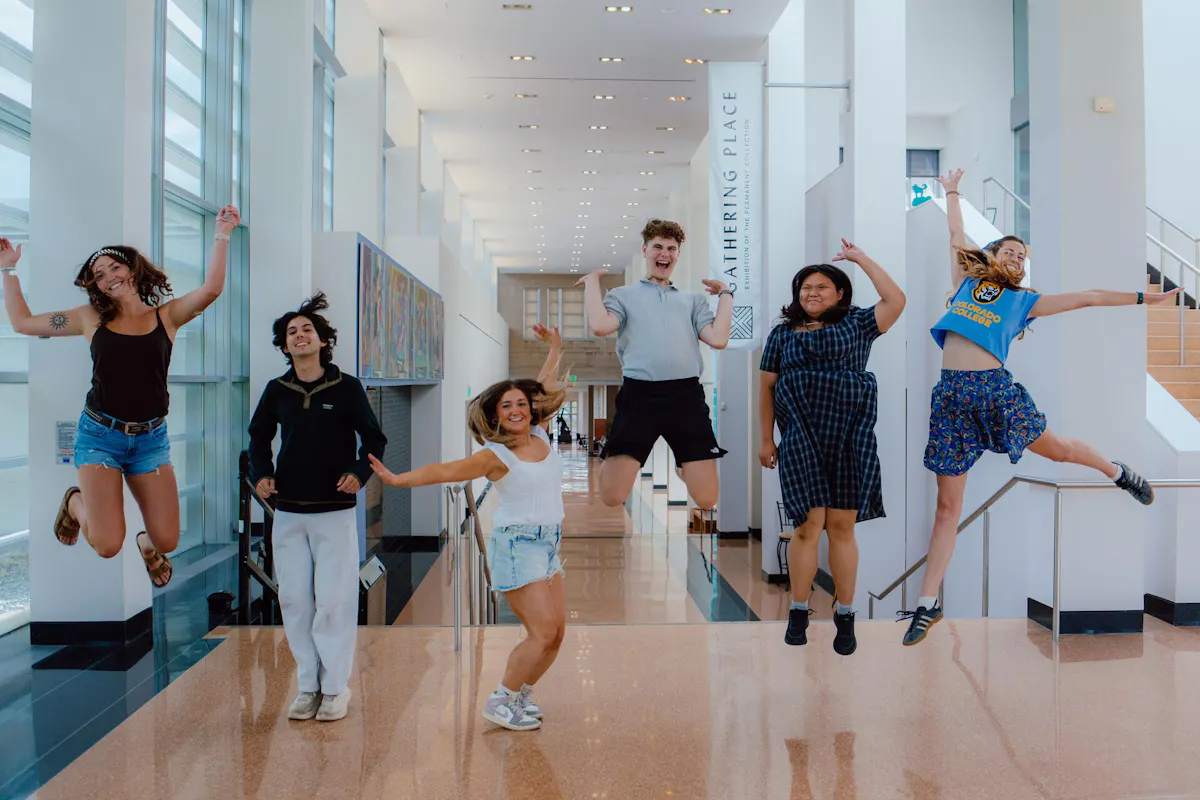 Macy Scherer ’27, Sam Rosen ’28, Autumn Etemadi ’29, Peyton Kifer ’28, Perilla Wang ’28, Callie Dickman ’28 explore the FAC, including the Gathering Place and Chihuly exhibits, on July 29. Photo by Meegan Dobson / Colorado College